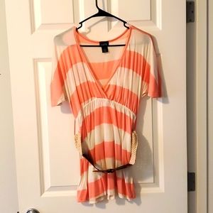 Short sleeve shirt with belt.